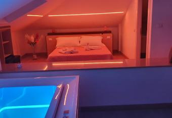 Asterias Residence has rooms with a private hot tub