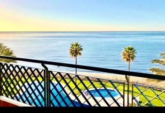 MI CAPRICHO B12 - Beachfront Apartment- Costa del Sol has Balcony rooms