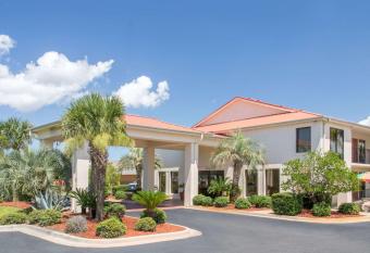 Days Inn & Suites by Wyndham Navarre - near Beaches/Hurlburt allows 18 year olds to book a room
