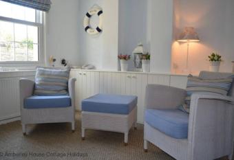 Tackleway Cottage has Balcony rooms