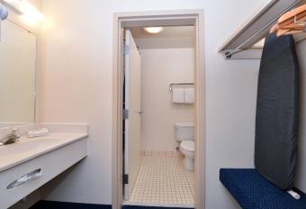 Red Roof Inn Clyde has rooms with a private hot tub