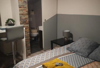 studio hypercentre courteissade allows 18 year olds to book a room