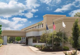 Wyndham Garden Pittsburgh Airport allows 18 year olds to book a room