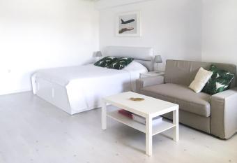 Airport Residence - Across from Otopeni Airport has Balcony rooms