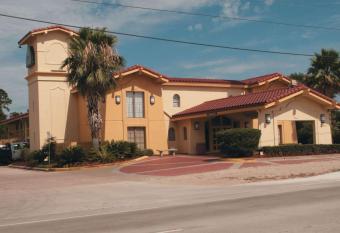 La Quinta Inn by Wyndham Lufkin has Smoking rooms