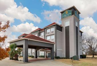 La Quinta Inn & Suites by Wyndham Lindale allows 18 year olds to book a room