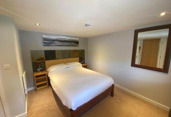 The King and Queen allows 18 year olds to book a room