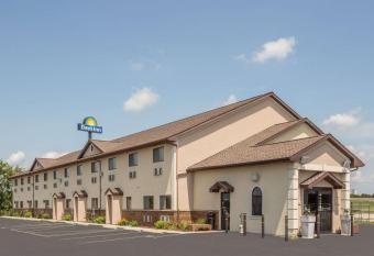 Days Inn by Wyndham Le Roy/Bloomington Southeast allows 18 year olds to book a room