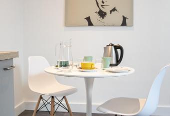 Appartement r  nov  -Quartier Mairie-ar  nes antiques allows 18 year olds to book a room