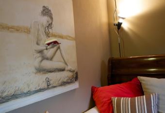 Damaranto Residenza e Cucina has rooms with a private hot tub