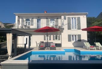 MyDayHouse has Balcony rooms