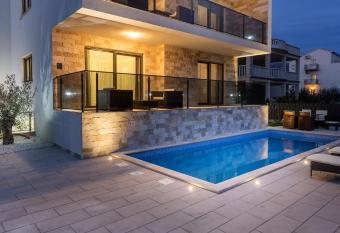 VILLA NICOLINA allows 18 year olds to book a room