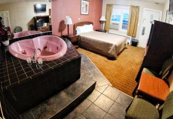 Red Carpet Inn West Springfield has rooms with a private hot tub