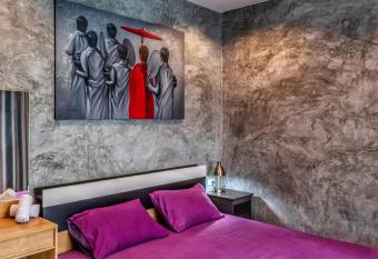 Villa Lancelot allows 18 year olds to book a room