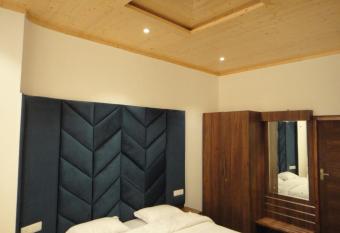 The Hill Crest Inn has Balcony rooms