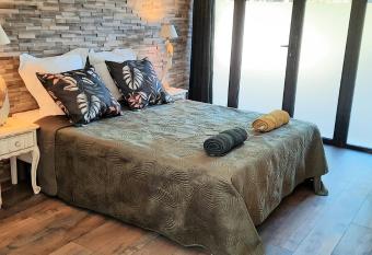 LE MAS DES SOURIS BLONDES has Balcony rooms