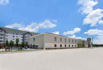 Days Inn by Wyndham Baton Rouge Airport allows 18 year olds to book a room