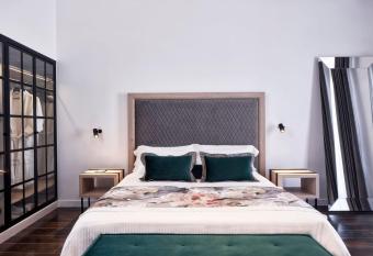 Katikies Garden Santorini - The Leading Hotels Of The World allows 18 year olds to book a room