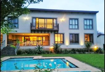 Mahogany Villa Guesthouse - SOLAR has Balcony rooms