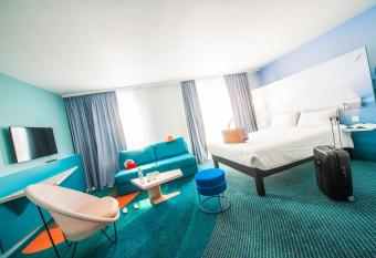 ibis Styles Toulon Centre Port allows 18 year olds to book a room