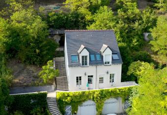 La Roche Bellevue allows 18 year olds to book a room