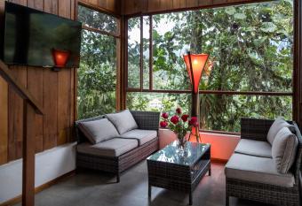 Terrabambu Lodge has rooms with a private hot tub