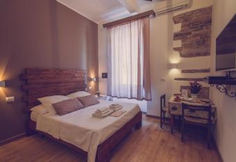 La Casa del Cuore allows 18 year olds to book a room