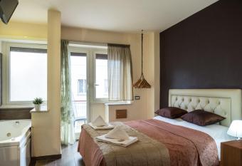 Aida Charming Rooms has rooms with a private hot tub