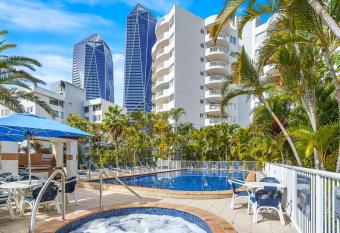 Surf Parade Resort has rooms with a private hot tub