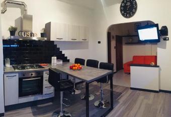 Da Rita, vicino H. Gaslini, S.Martino,spiagge,stazione ferroviaria, free wi-fi has rooms with a private hot tub