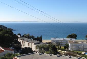 Agnesse allows 18 year olds to book a room