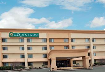 La Quinta Inn & Suites by Wyndham Mansfield OH has rooms with a private hot tub