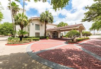 Motel 6~Baytown  Tx ~ Garth Rd allows 18 year olds to book a room