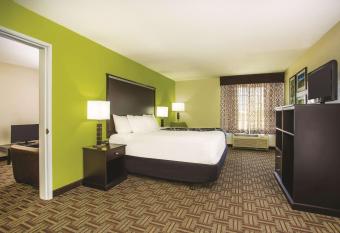 La Quinta Inn & Suites by Wyndham Fruita has rooms with a private hot tub