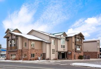 Cedar Street Hotel & Suites has rooms with a private hot tub
