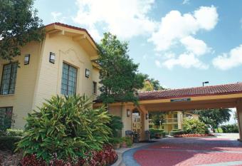 Baymont by Wyndham Houston La Porte allows 18 year olds to book a room