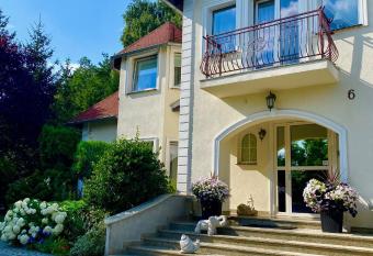 Villa Siesta has Balcony rooms