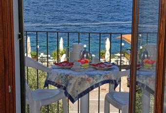 Casa Fertonani has Balcony rooms