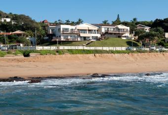 Fairlight Beach House has rooms with a private hot tub