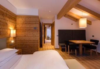 Hotel Europeo Alpine Charme & Wellness has rooms with a private hot tub