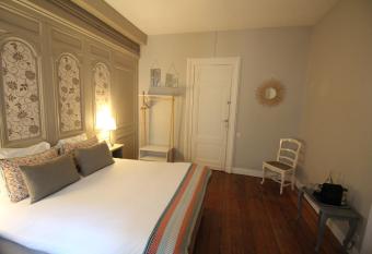 B&B L Escapade Bordelaise allows 18 year olds to book a room