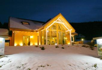 Le Chalet du Pont des F  es - Sauna & SPA has rooms with a private hot tub