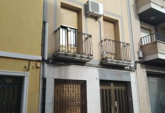 Alojamiento casa de pueblo allows 18 year olds to book a room