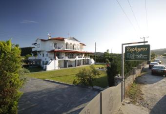 Zephyros Family Apartments 2 has Balcony rooms