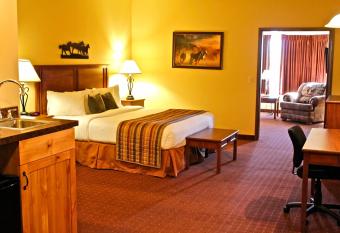 Arbuckle Lodge Gillette has rooms with a private hot tub