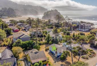 Blue Beach Cottage has Balcony rooms