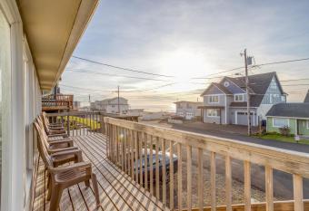 Anchor View has Balcony rooms