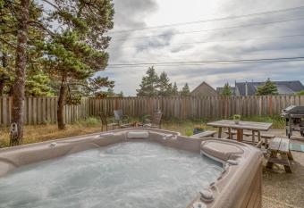 Beach Pine House has Balcony rooms