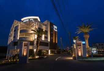 Hotel C. Chiba Shiroi has Smoking/Balcony rooms