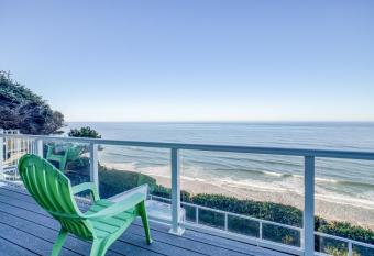 Sunset House has rooms with a private hot tub